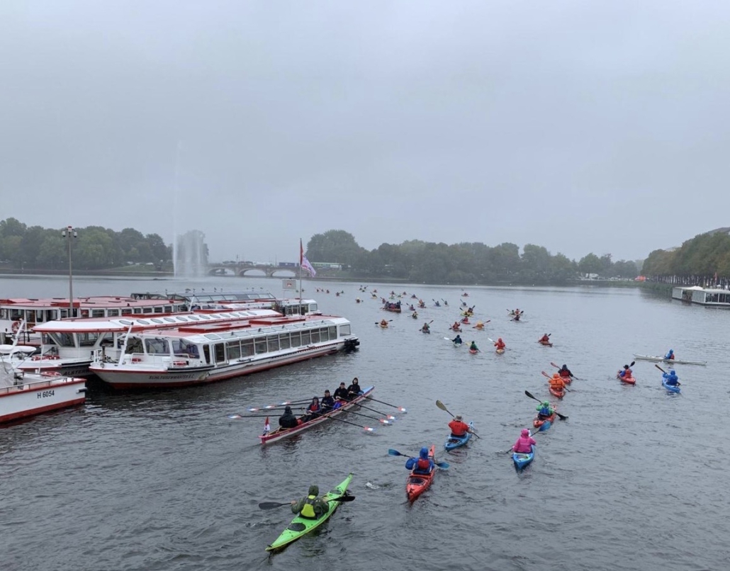 Boot der RV Bille gemeinsam mit vielen Kajaks auf der Binnenalster