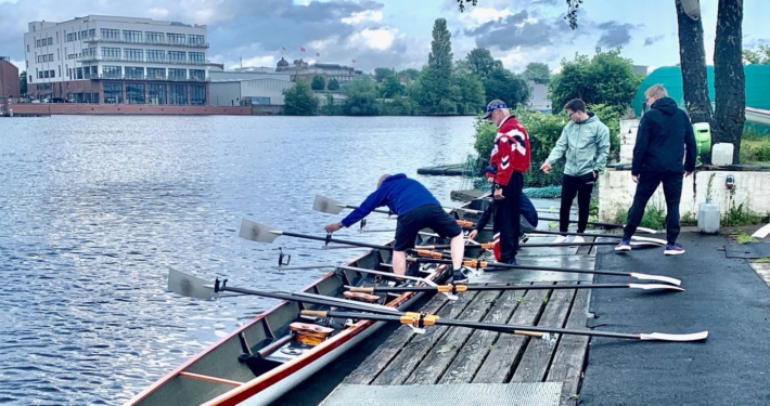 Unser Sechser am Steg mit Trainer und Kursteilnehmern.