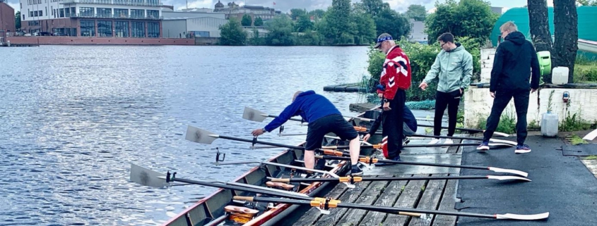 Unser Sechser am Steg mit Trainer und Kursteilnehmern.