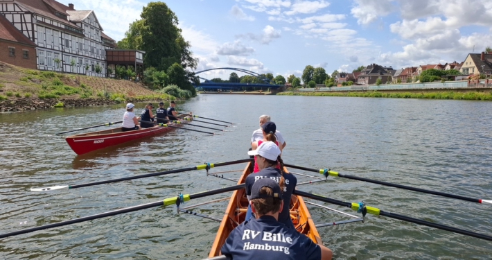 RV Bille rudert mit zwei Booten auf der Weser