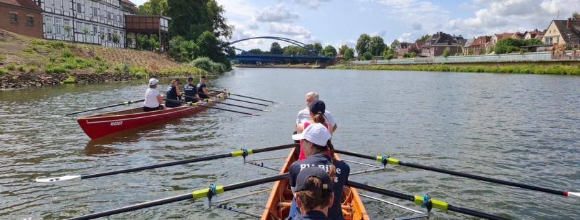RV Bille rudert mit zwei Booten auf der Weser