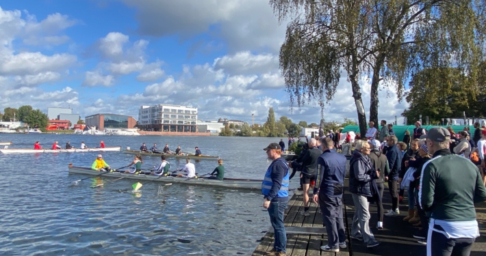 Voller Steg bei der Matjesregatta 2026